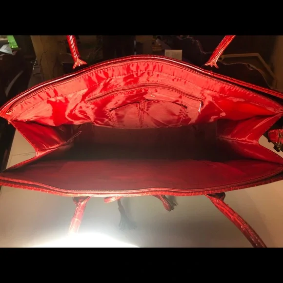 Elegant Red Crocodile-Embossed Shoulder Bag - Picture 5 of 12